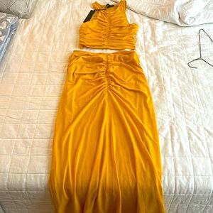 2 piece house of Harlow set. Never worn, I’m selling because it does not fit me.